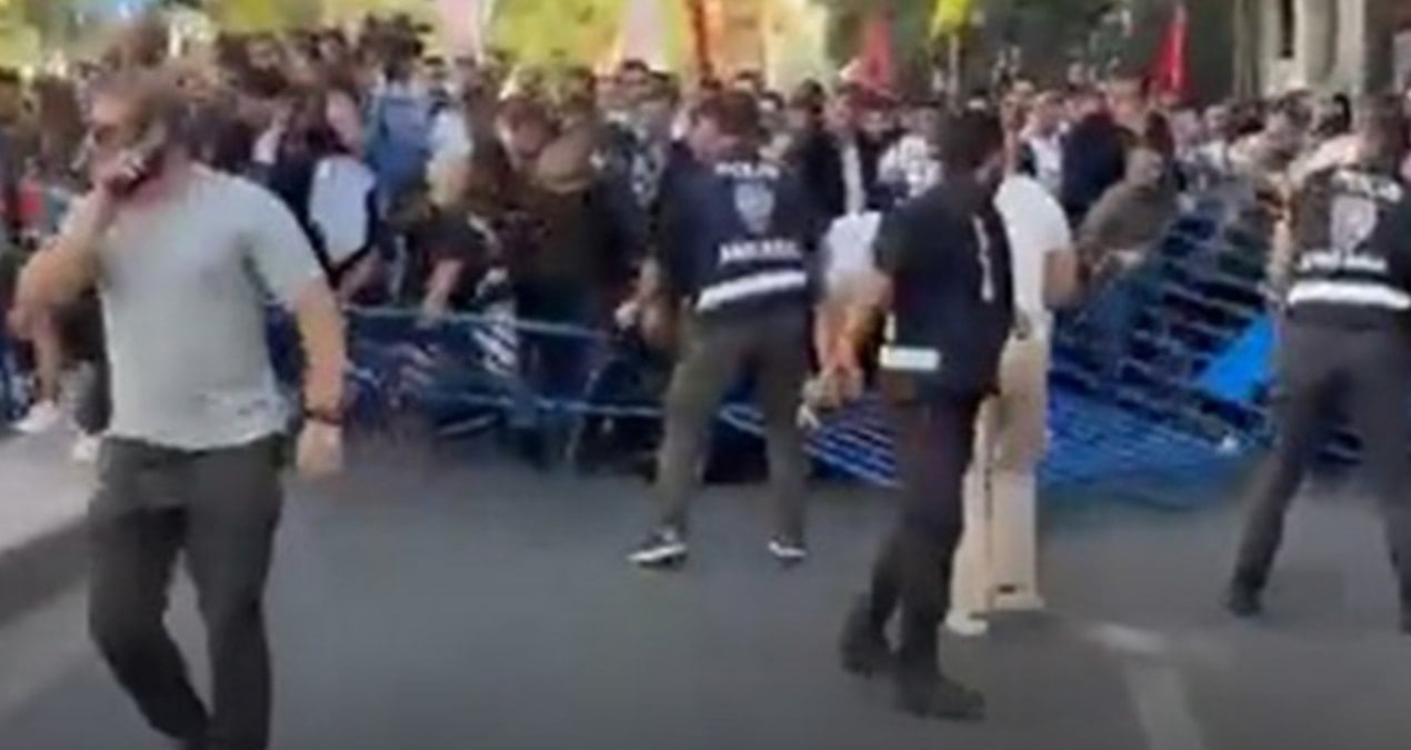 ankarada hareketli saatler chp genclik kollari polis barikatlarini yikti YBmUk4mV
