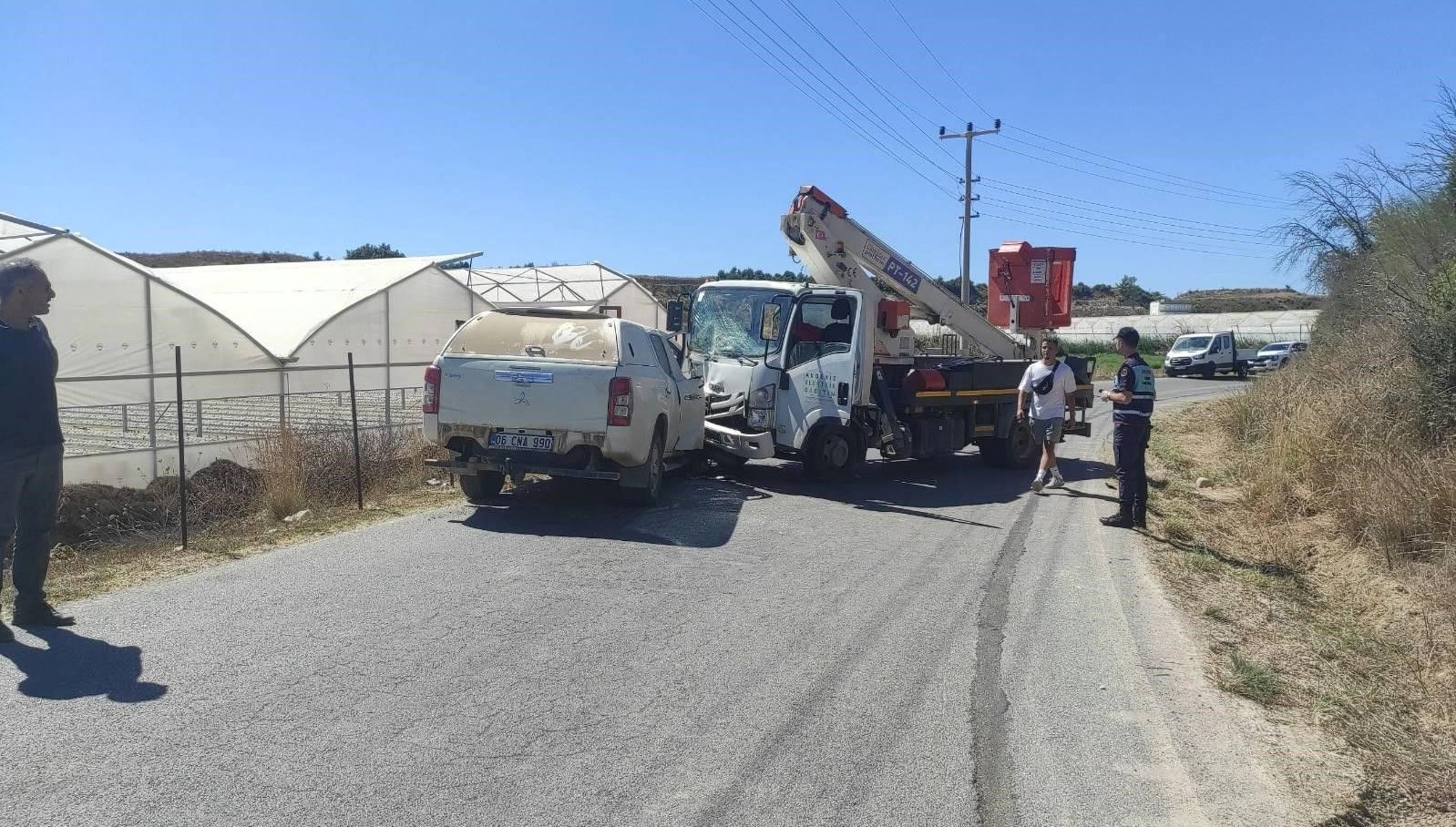 antalyada kamyonla otomobil kafa kafaya carpisti 3 yarali n53yQXJY