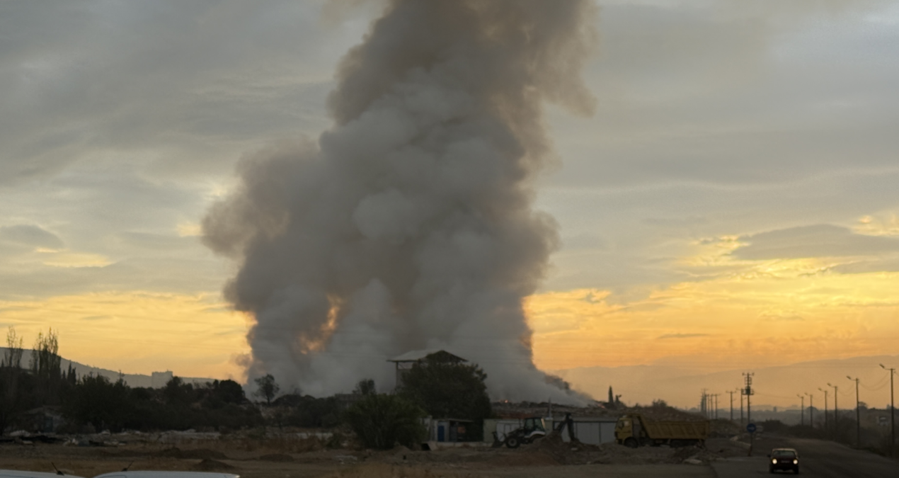 izmirde cop aktarma noktasinda yangin cikti 1x6c82pO