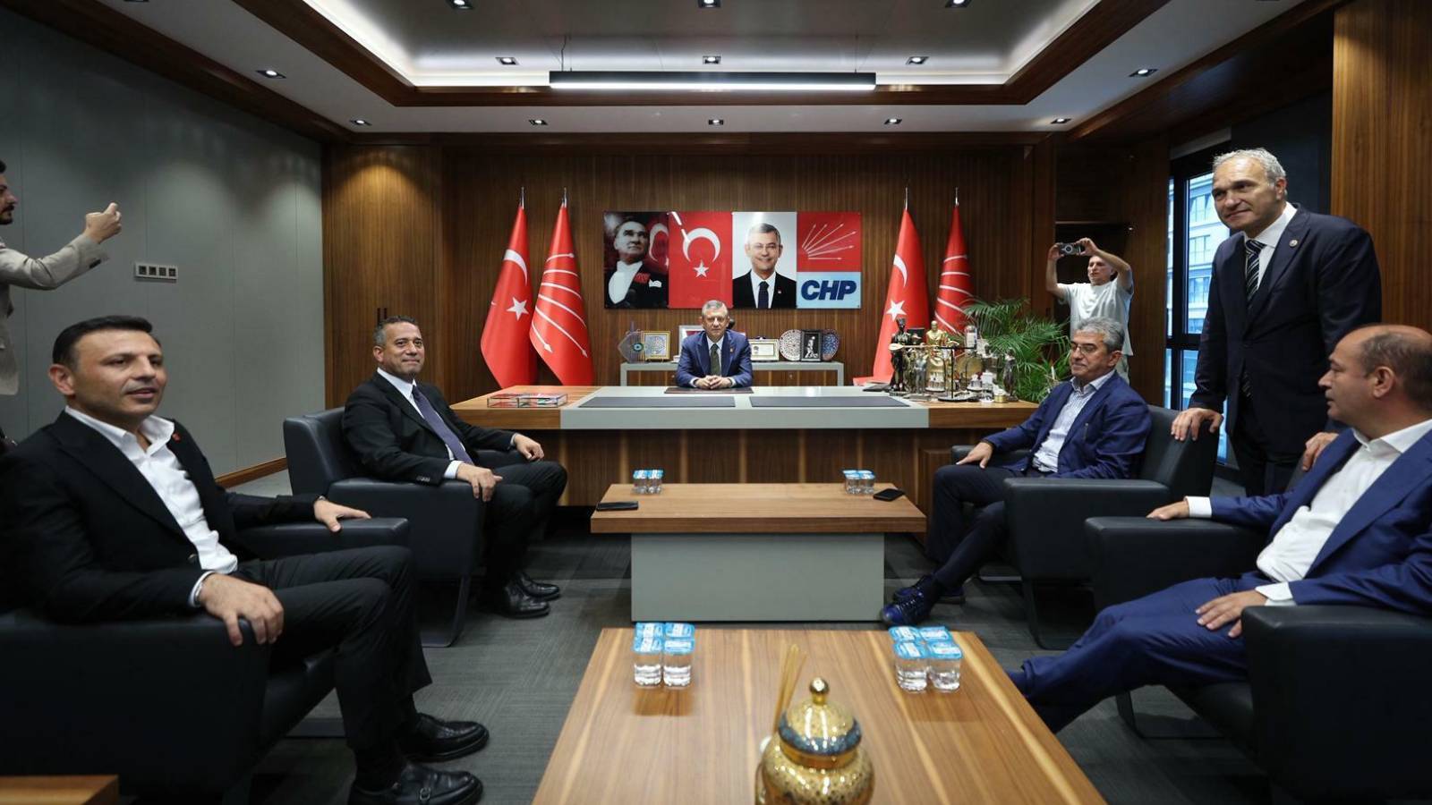 ozgur ozel chpnin binalarina cokulurken sessiz kalanlara sesleniyorum sira sana geldiginde is isten gecmis olacak 21KFr2ek