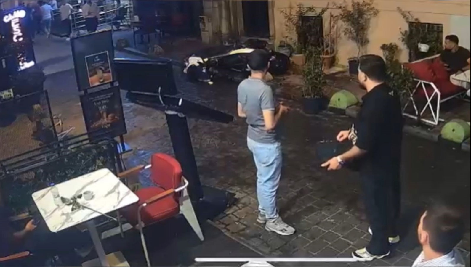 taksimde hareketli dakikalar once corba doktu sonra tekme atti Pc1tUDzT