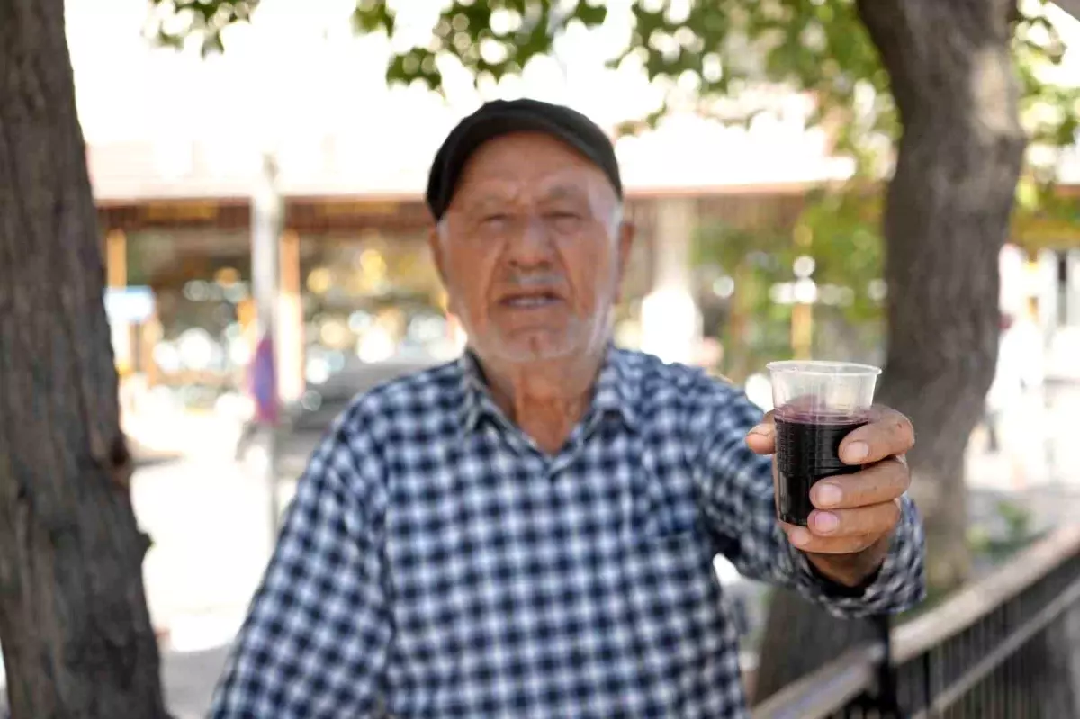 86 yasindaki usta 40 yildir dogal karadut suyu satiyor QTmHTsT8.jpg