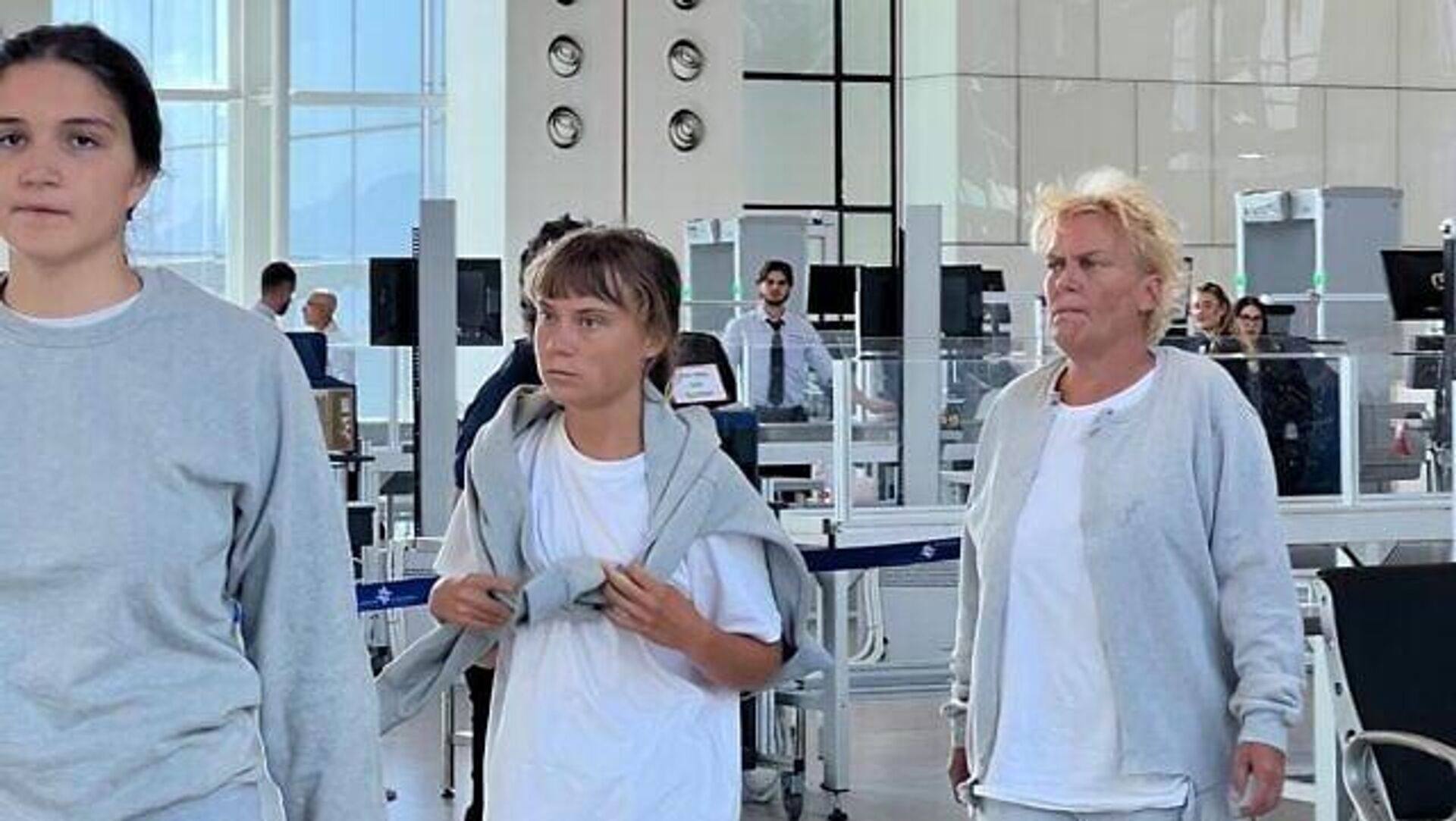 israil greta thunberg ve 179 aktivisti tek tip kiyafetle sinir disi etti r4m61xQs