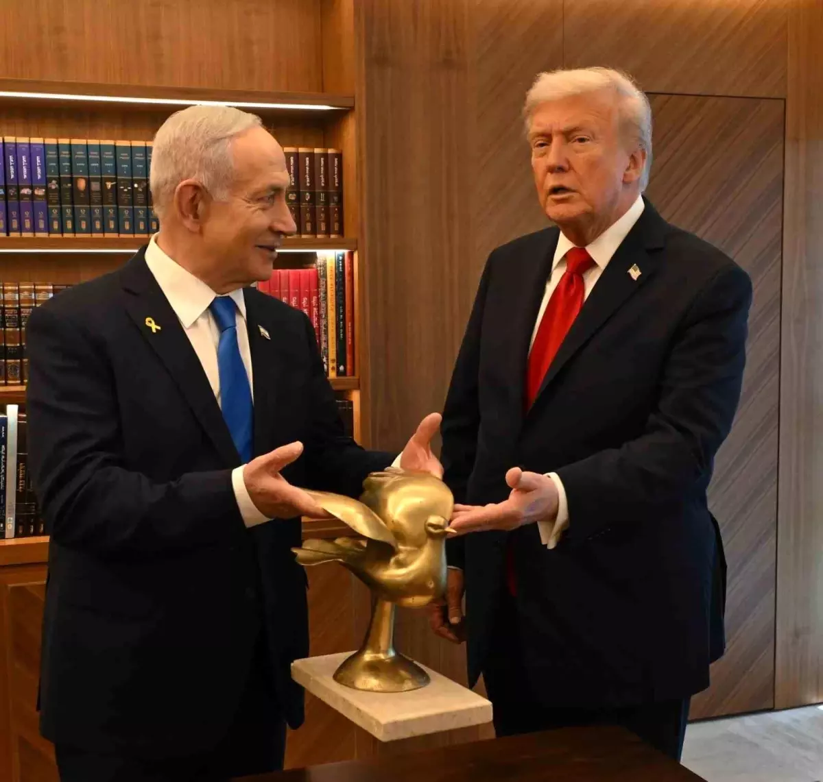 netanyahu trumpa altin guvercin hediye etti w1CP6GGg.jpg