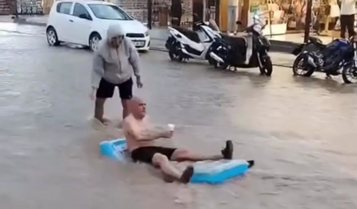 yagmurda eglence deniz yataginda bir turist jXQyOYXh