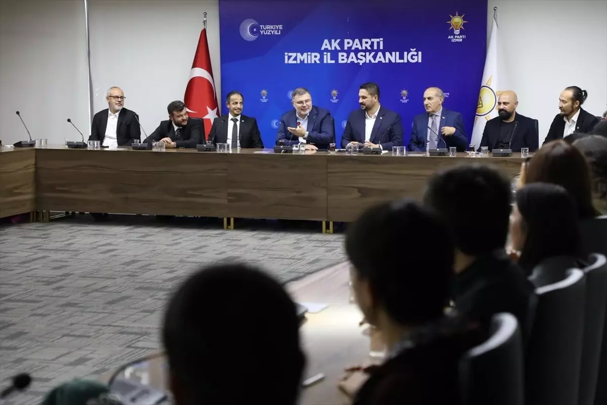 ak parti izmir il baskani saygilidan turkmen vatandaslara rozet Qug5jcsT.jpg