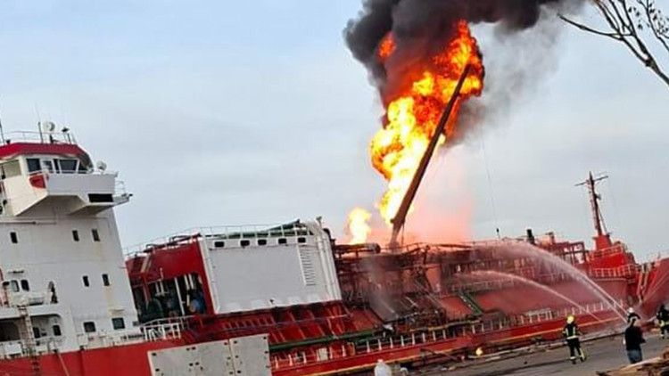 Ukrayna’da vurulan Türk gemisindeki yangın kontrol altına alındı
